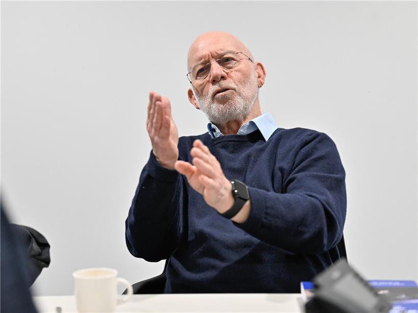 Porträt von Franz Basten während eines Interviews, 2026, Medien und Kommunikation.