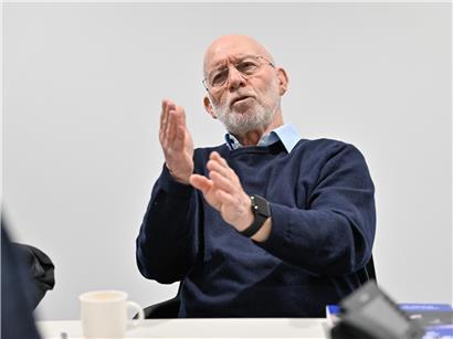 Porträt von Franz Basten während eines Interviews, 2026, Medien und Kommunikation.