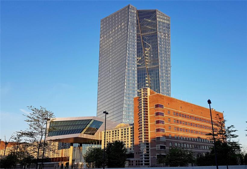 Europas Zentralbank erwartet einen weiteren Anstieg der Preise. Es herrscht jedoch keine Einigkeit über die beste Reaktion: lieber ein „entschlossenes Handeln“ oder doch eine „Politik der kleiner Schritte“
