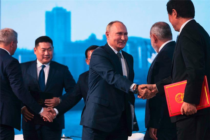 Europas „wirtschaftliche und technische Aggression gegenüber Russland“: Der russische Präsident Wladimir Putin begrüßt internationale Gäste beim Wirtschaftsforum diese Woche in Wladiwostok 
