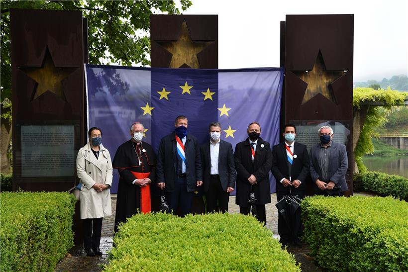 Europatag in Schengen: (v.l.) die Europaabgeordnete Isabel Wiseler, Kardinal Jean-Claude Hollerich, die Bürgermeister Michel Gloden und Ralf Uhlenbruch, die Schöffen Jean-Paul Müller und Tom Weber sowie Werner Lenert, Ortsvorsteher von Perl
