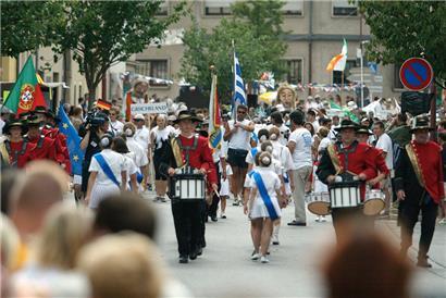„Europe goas Scuffelingen“ heißt eines der beiden E22-Hauptprojekte in Schifflingen. Hinter dem Namen verbirgt sich das „European Peoples Festival“, das 2003 erstmals in der Gemeinde stattfand.
