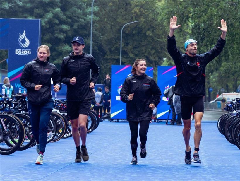 Eva Daniëls, Lucas Cambrésy, Jeanne Lehair, Gregor Payet (v.l.n.r.) bei der Teampräsentation in Krakau
