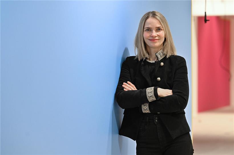 Eva Köszeghy lächelt motiviert mit ihrem Team, bereit für die neue Herausforderung mit Kindern und Eltern