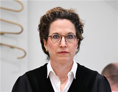 Eva-Marie Distler, Vorsitzende Richterin, kommt zur Urteilsverkündung im Verfahren um die Vergabe der Fußball-WM 2006 in den Gerichtssaal des Landgerichts
