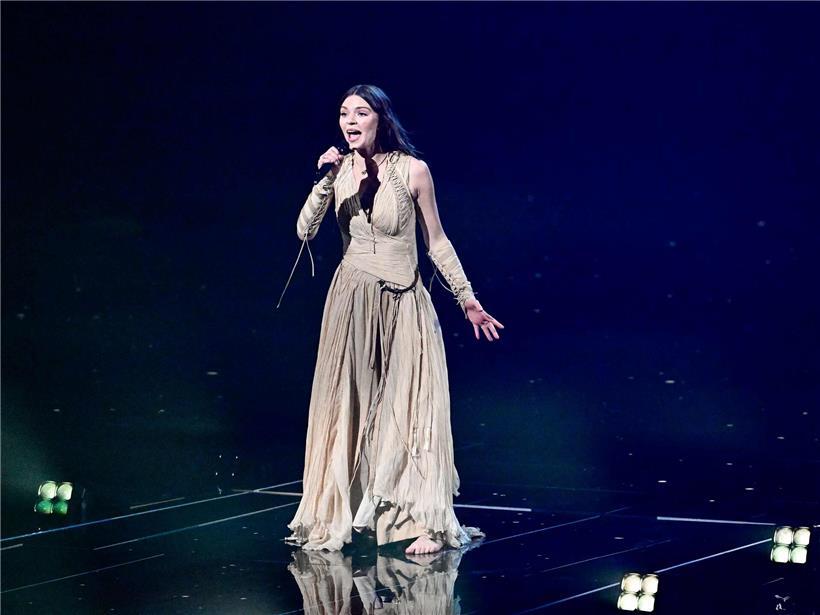 Eva Marija singt live bei ihrem Auftritt am Donnerstagabend auf der Bühne mit Mikrofon und Bühnenlicht