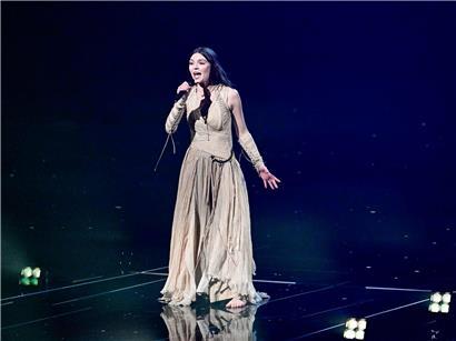 Eva Marija singt live bei ihrem Auftritt am Donnerstagabend auf der Bühne mit Mikrofon und Bühnenlicht