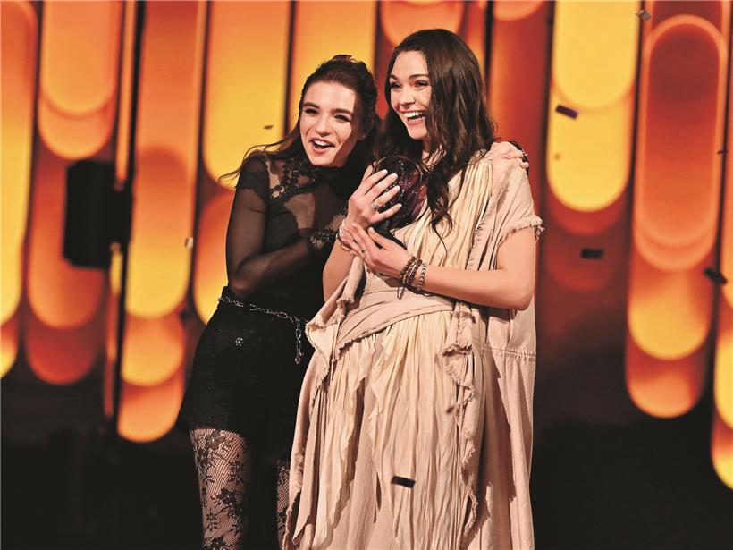 Eva Marija und Vorjahresgewinnerin Laura Thorn bei feierlicher Preisübergabe auf Veranstaltung