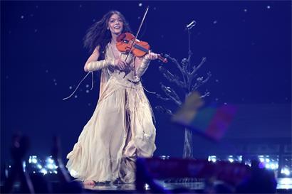 Eva Marija singt „Mother Nature“ beim 70. Eurovision Song Contest, scheitert knapp im Halbfinale