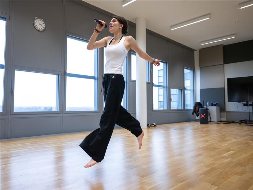 Eva Marija springt hoch hinaus, dynamische Bewegung, Fitness und Motivation im Freien