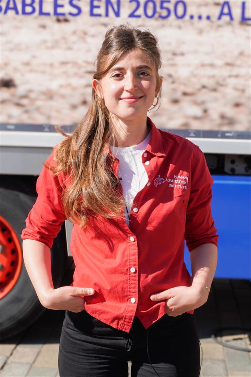 Eva leitet Teilnehmer durch interaktive Simulation für praxisnahes Lernen und Teamtraining