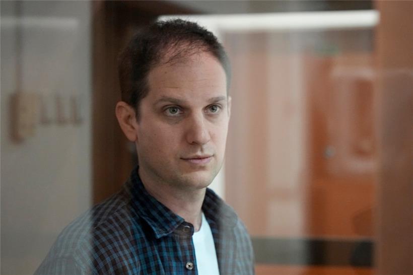 Evan Gershkovich, Russland-Korrespondent des „Wall Street Journal“, steht in einem Glaskäfig in einem Gerichtssaal des Moskauer Stadtgerichts
