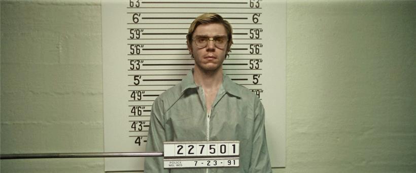 Evan Peters als Jeffrey Dahmer in einer Szene aus „Dahmer. Monster: The Jeffrey Dahmer Story“ (undatiert). Die Netflix-Serie ist ziemlich umstritten.
