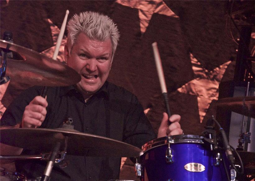 Ex-Anti-Flag-Schlagzeuger Pat Thetic bei einem Auftritt der Band 2017 in der Rockhal
