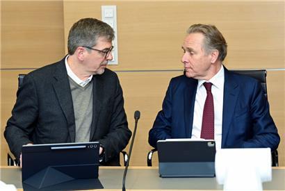 Ex-Generaldirektor Marc Crochet (l.) war mit seinem Anwalt François Prüm in der Spezialkommission der Caritas erschienen
