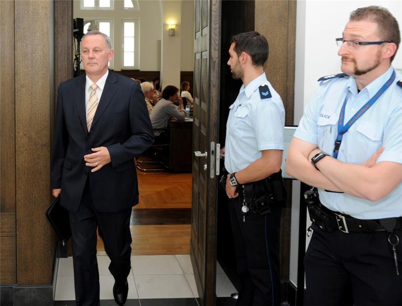 Ex-Polizeidirektor Pierre Reuland ist eine von acht Personen, die sich im Verlauf des ersten Prozesses verdächtig gemacht haben
