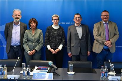 Exekutive und Judikative bei der Vorstellung des Gesetzentwurfs für Gerichtsreferendare: (V.l.n.r.) Francis Delaporte, Präsident des Verwaltungsgerichts, Martine Solovieff, Generalstaatsanwältin, Sam Tanson, Justizministerin, Roger Linden, Präsident des Obersten Gerichtshofs, Yves Huberty, Justizministerium
