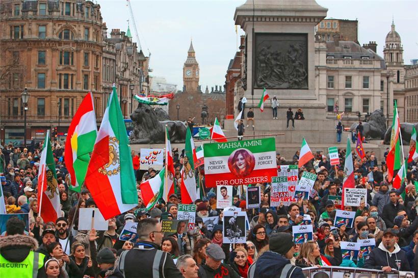 Exil-Iranerinnen und Iraner demonstrieren auf dem Londoner Trafalgar Square gegen das Regime in Teheran
