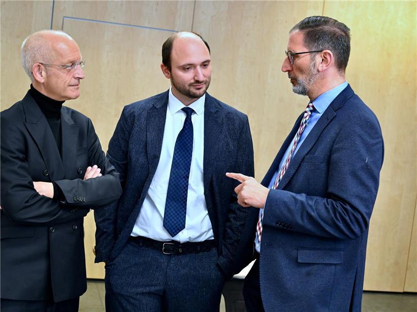 Drei Gastredner, Me Pol Urbany, Me Alexeji Nickels und Prof. Mark Cole, bei einem Expertenvortrag von außen