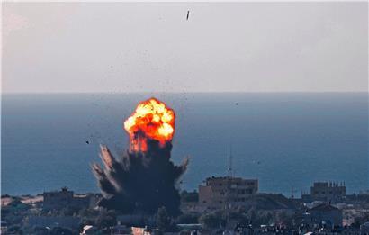 Explosion in Gaza nach einem israelischen Luftangriff

