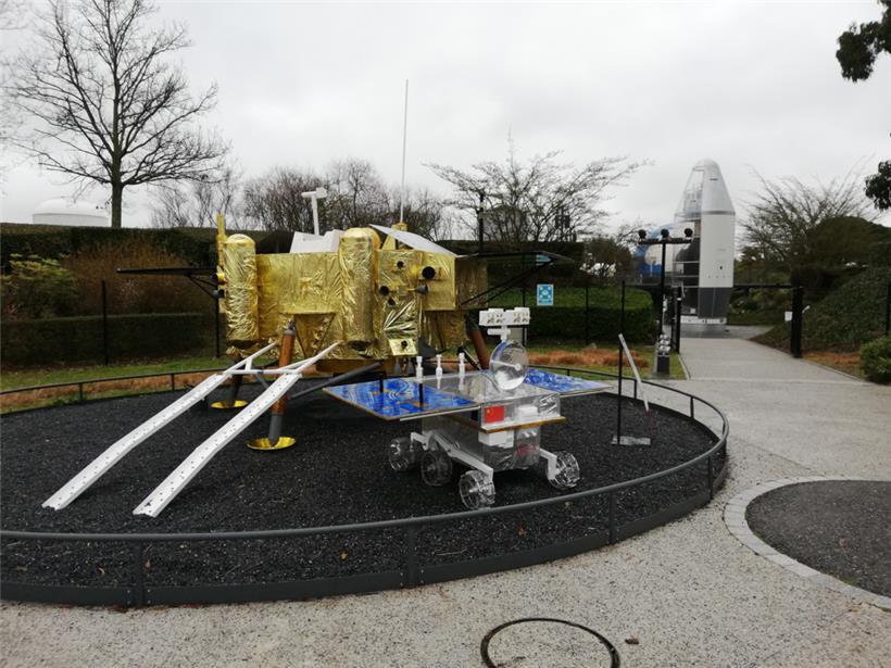 Exponate am Eingang der „Cité de l’espace“