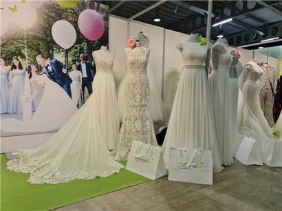 Exquisite Stoffe, dezente oder gar auffallende Verzierungen bis hin zu sehr schlichten Brautkleidern: Das sind die Trends, die zurzeit die Brautmode bestimmen
