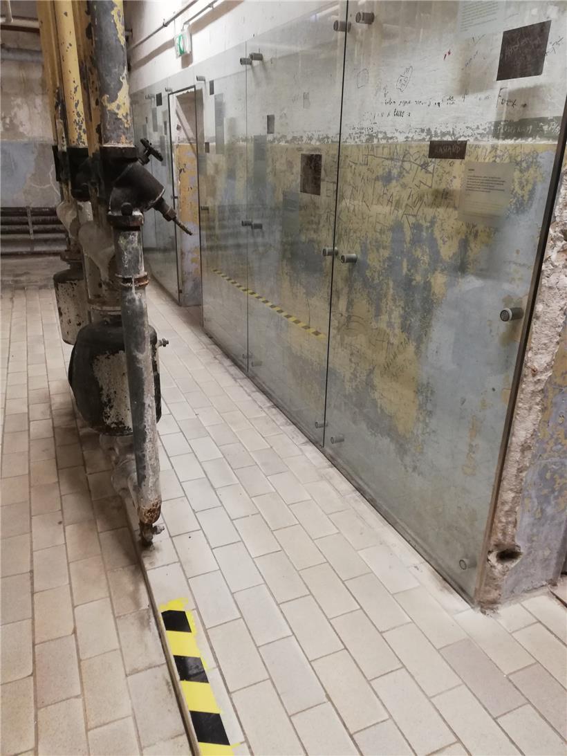 Extremistische Botschaften an den Wänden des ehemaligen KZ Mauthausen werden mit Glaswänden konserviert anstatt entfernt
