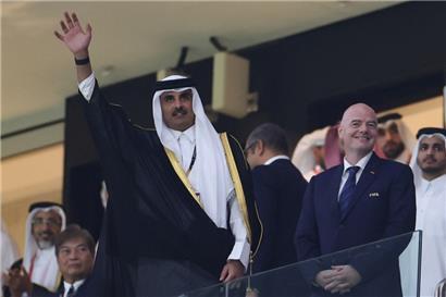 FIFA-Präsident Gianni Infantino (r.) genießt sichtlich die Zeit an der Seite von Katars Scheich Tamim bin Hamad al-Thani
