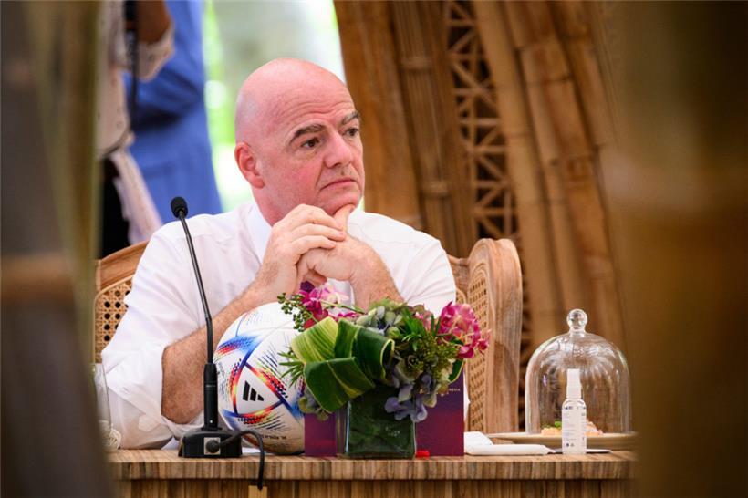 FIFA-Präsident Gianni Infantino wartet vor einem Arbeitsessen auf dem G20-Gipfel in Nusa Dua, Bali, Indonesien
