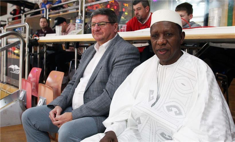 FLBB-Präsident Henri Pleimling (l.) und FIBA-Präsident Hamane Niang (r.) am Wochenende bei den Pokalhalbfinalspielen in der Coque
