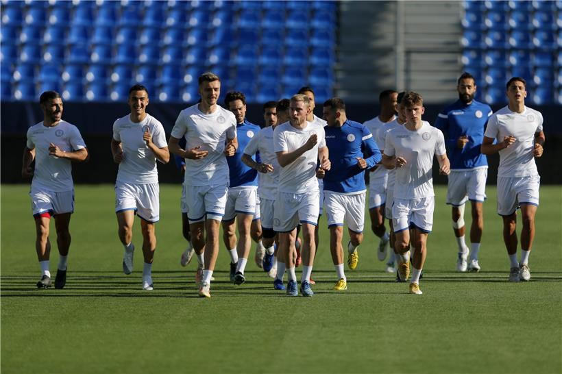 FLF-Kapitän Laurent Jans (M.) und seine Kollegen müssen sich auf einen sehr athletischen Gegner einstellen

