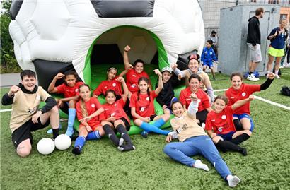 FLF-Nationalspielerin Amy Thompson verteilte nicht nur Hunderte Autogramme, sondern stand den Nachwuchsspielerinnen mit Rat und Tat zur Seite
