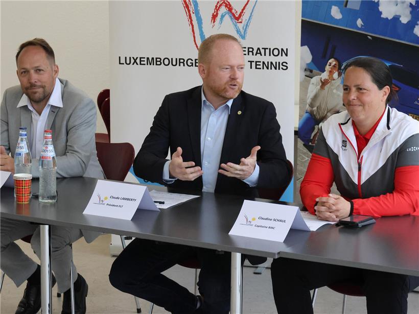 FLT-Präsident Claude Lamberty und Billie Jean King Cup-Kapitänin Claudine Schaul fördern Damentennis in Aktion