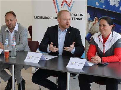 FLT-Präsident Claude Lamberty und Billie Jean King Cup-Kapitänin Claudine Schaul fördern Damentennis in Aktion