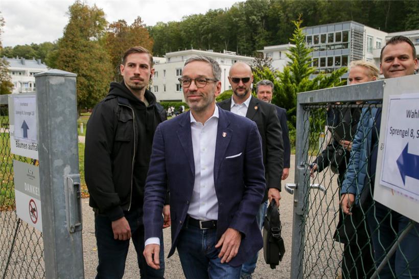 FPÖ-Spitzenkandidat Herbert Kickl beim Verlassen seines Wahllokals. 
