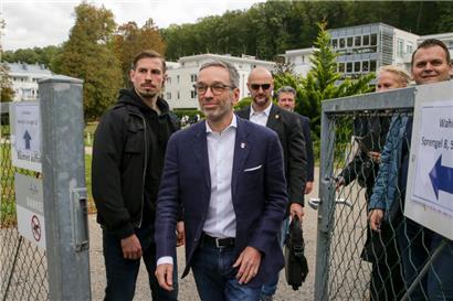 FPÖ-Spitzenkandidat Herbert Kickl beim Verlassen seines Wahllokals. 
