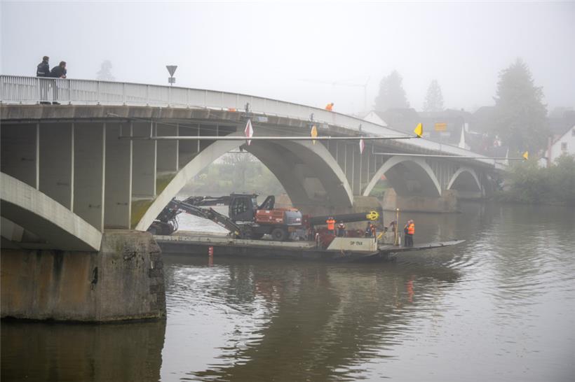 Fachleute untersuchen die Moselbrücke bei Longuich auf Schäden, die ein Frachtschiff nachts verursacht hat. Das Schiff hat bei der Talfahrt zwei Brücken gerammt.
