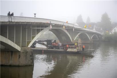 Fachleute untersuchen die Moselbrücke bei Longuich auf Schäden, die ein Frachtschiff nachts verursacht hat. Das Schiff hat bei der Talfahrt zwei Brücken gerammt.
