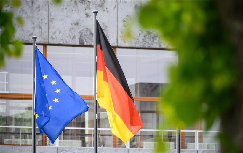 Fahnen der Europäischen Union (l) und der Bundesrepublik Deutschland wehen am Tag der Urteilsverkündung des zweiten Senats des Bundesverfassungsgerichts (BVerfG) zu milliardenschweren Staatsanleihenkäufen der Europäischen Zentralbank (EZB) vor dem Gericht. 
