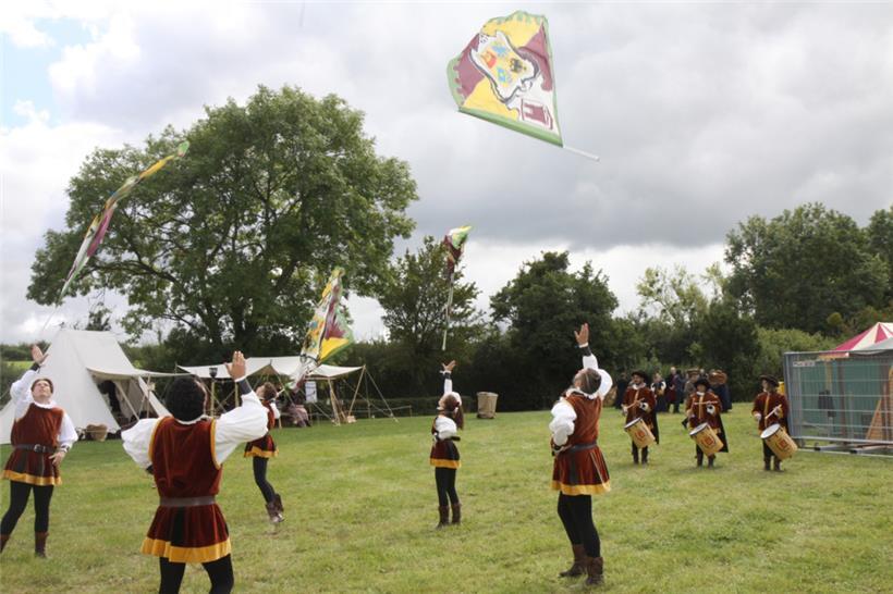 Fahnenschwinger des jungen italienischen „Gruppo sbandieratori Città di Feltre“