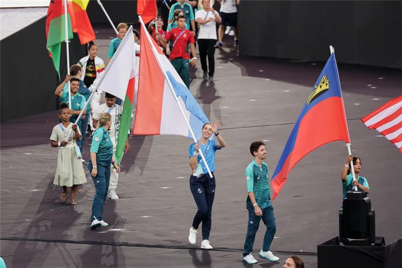 Fahnenträgerin Patrizia van der Weken bei der Abschlussfeier im Stade de France
