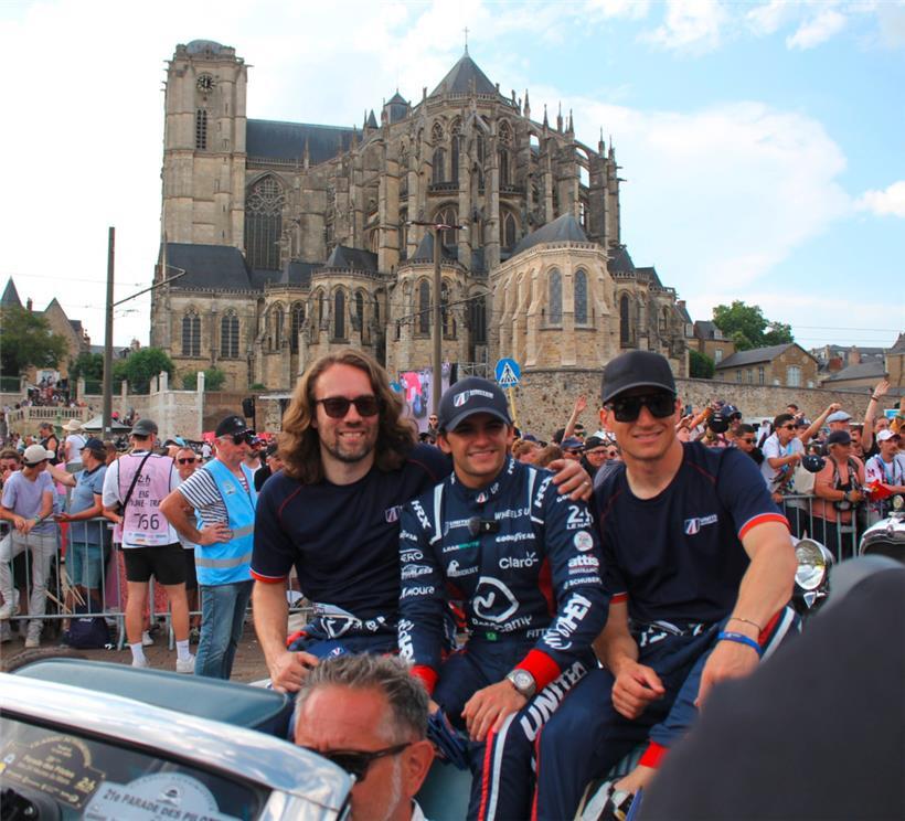 Fahrerparade vor der Kathedrale von Le Mans: die United-Autosports-Piloten