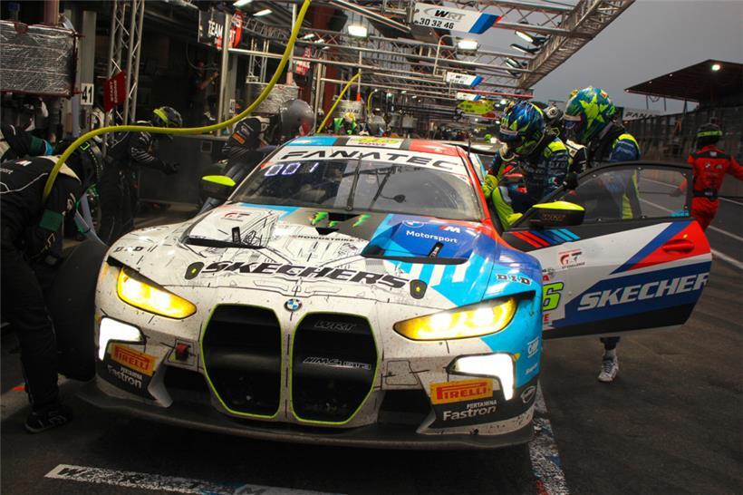 Fahrerwechsel zwischen Valentino Rossi und Raffaele Marciello. Der „Doctor“ verschuldete gleich zwei Unfälle und dadurch platzten alle Siegchancen des WRT BMW M4 Nr: 46.
