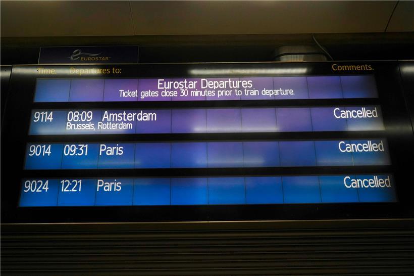 Fahrplananzeigen in einem Londoner Bahnhof zeigen die gestrichenen „Eurostar“-Verbindungen nach Festlandeuropa
