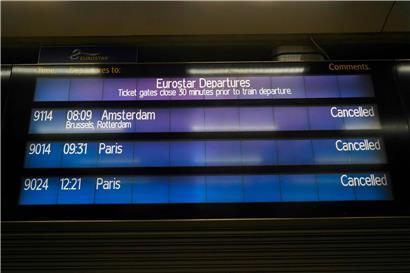 Fahrplananzeigen in einem Londoner Bahnhof zeigen die gestrichenen „Eurostar“-Verbindungen nach Festlandeuropa
