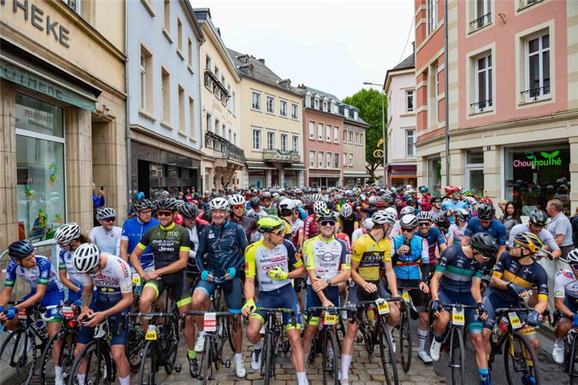 Fahrradhelme, wohin man schaut: Auch bei der 32. Auflage der „Cyclosportive Charly Gaul“ waren weit mehr als 1.000 Rennradfahrer am Start
