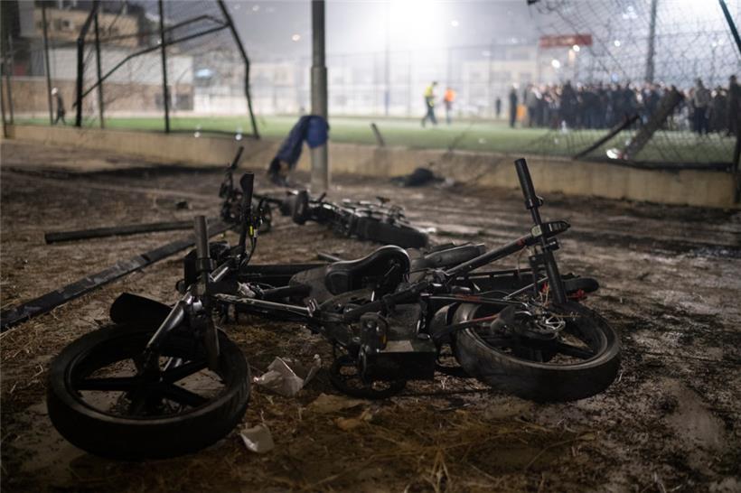 Fahrräder stehen neben dem Bereich, der von einer Rakete getroffen wurde, die mehrere Kinder und Jugendliche auf einem Fußballplatz in den von Israel besetzten Golanhöhen tötete
