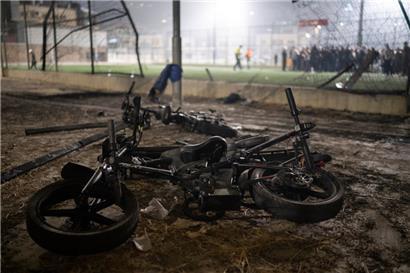 Fahrräder stehen neben dem Bereich, der von einer Rakete getroffen wurde, die mehrere Kinder und Jugendliche auf einem Fußballplatz in den von Israel besetzten Golanhöhen tötete
