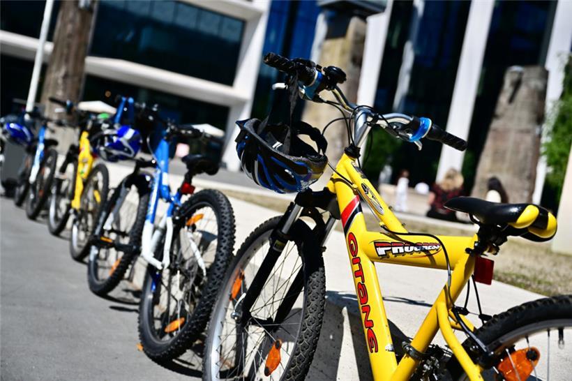 Fahrräder und Helme werden vor Ort bereitgestellt