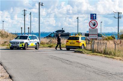 Fahrzeuge der dänischen Polizei und des dänischen Sicherheits- und Nachrichtendienstes (PET) stehen am Flughafen Kopenhagen, nachdem am Montagabend Drohnen über den Flughafen Kopenhagen geflogen waren und der Luftraum vier Stunden lang gesperrt wurde

